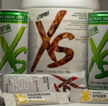 Cagliari, İtalya - Aralık 2018:Xs spor beslenme bar ve beyaz arka plan üzerinde içecekler. NUTRIWAY doğal ve vejetaryen takviyeleri. Sağlıklı ve esnek bir yaşam tarzı için sporcular için doğal takviyeleri.