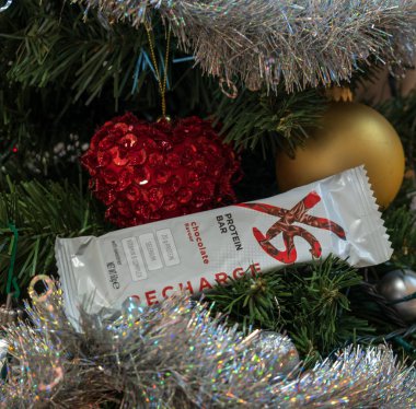 Cagliari, İtalya - Aralık 2018:Xs spor beslenme protein çubuğu'nda bir Noel ağacı. NUTRIWAY doğal ve vejetaryen takviyeleri. Sağlıklı ve esnek bir yaşam tarzı için sporcular için doğal takviyeleri.