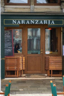 Venice, İtalya - Aralık 2018: Naranzaria restoran. Venedik'teki Rialto Köprüsü yakınlarında Venedik bir restoran.