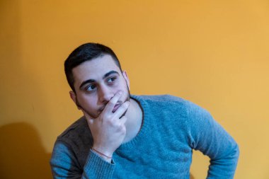  Dalgın bir genç çocuk portresi.