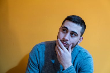  Dalgın bir genç çocuk portresi.