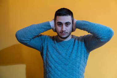  Dinlemek istemeyen genç bir çocuk portresi.