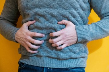 Bir güçlü mide ağrısı ile genç bir çocuk portresi.