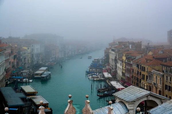 La belle ville de Venise lors d'une journée très humide et pleine de brume . — Photo