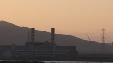 Birkaç pembe flamingolar yeme ve bir çelik endüstrisi yakınında Cagliari bir tuzlu yürüme