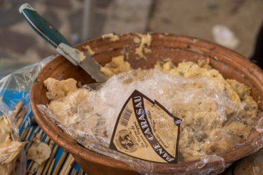 Solucanlı geleneksel Sardunya peyniri. Yasak ve içinde sinekler ve solucanlar olan yasadışı peynir..