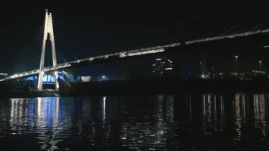 Geceleyin nehir üzerinde köprü