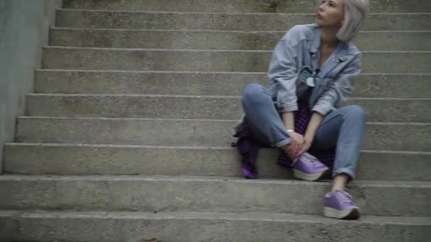 Chica Las Escaleras Parque — Vídeo de stock