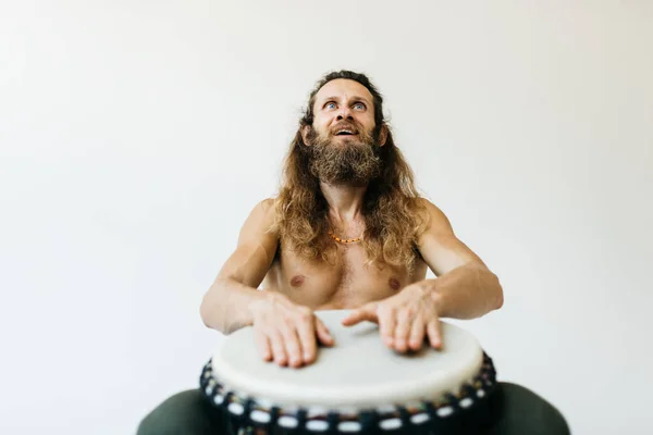 Retrato Músico Qualificado Com Instrumento Percussão Tornando Música Isolada Segundo — Fotografia de Stock