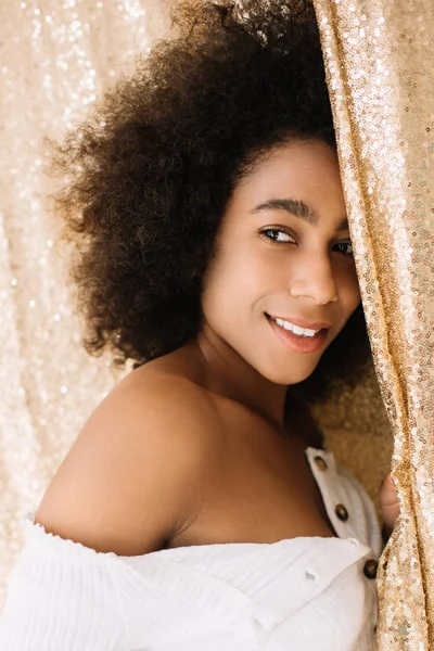 Close Retrato Mulher Afro Americana Sorridente Bonito Com Rosto Bonito — Fotografia de Stock