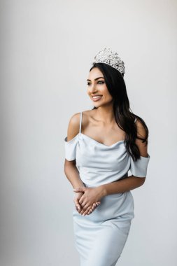  Neşeli Asyalı kadın giyiyor zarif trendy elbise Güzellik Yarışması kazanmak için bir ödül alma. Çekici Hint moda model resimler için poz portresi. Taçlı kraliçesi güzellik kavramı.