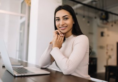 Başlangıç projesi için dizüstü bilgisayar ve internet kullanan çekici Hintli kadın internette bilgi araştırıyor. Pozitif üniversite öğrenme dili, sınav hazırlığı. Çevrimiçi eğitim kavramı