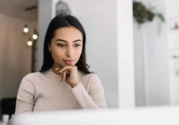 Nahaufnahme Porträt Einer Nachdenklichen Indischen Frau Mit Laptop Die Online — Stockfoto