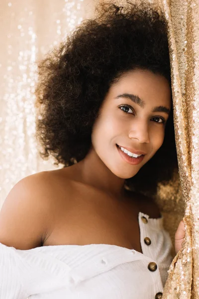 Close Retrato Mulher Afro Americana Bonita Com Rosto Bonito Sorriso — Fotografia de Stock