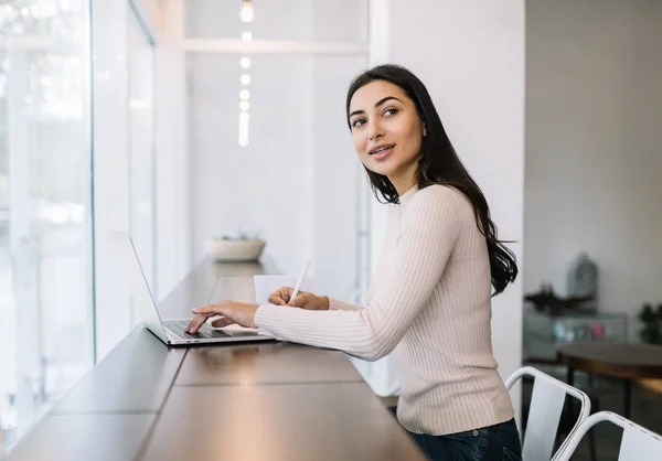 Aantrekkelijke Indiase Vrouw Met Laptop Computer Notities Schrijven Typen Toetsenbord — Stockfoto