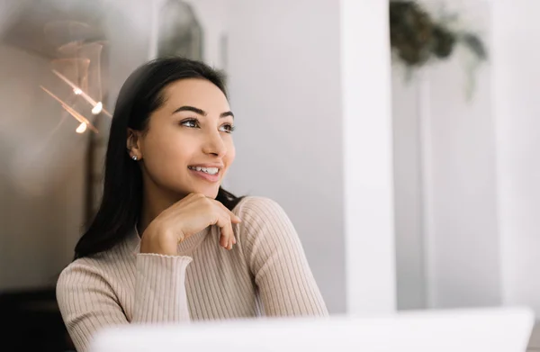 Ritratto Ravvicinato Attraente Donna Asiatica Sorridente Utilizzando Computer Portatile Progetto — Foto Stock