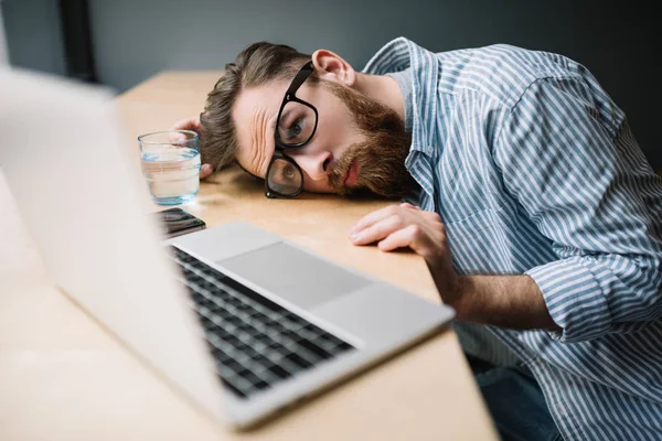 Frustrado Homem Negócios Usando Computador Portátil Internet Sentado Escritório Loft — Fotografia de Stock