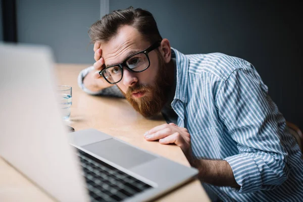 Depressão Cansado Stress Frustrado Homem Negócios Usando Computador Portátil Internet — Fotografia de Stock