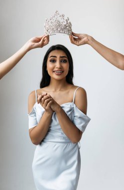 Güzel Asyalı kadın duygusal şok yüzü şık şık elbise kutlama başarı giyiyor. Güzellik yarışmasında kraliçe taç arka plan üzerinde izole kazanan portresi. Ödül töreni kavramı. Hayaller gerçek. 