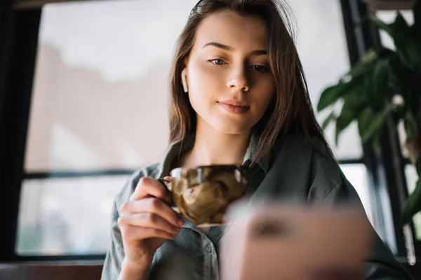 Mooie Blanke Vrouw Met Een Moderne Smartphone Online Chatten Nieuws — Stockfoto