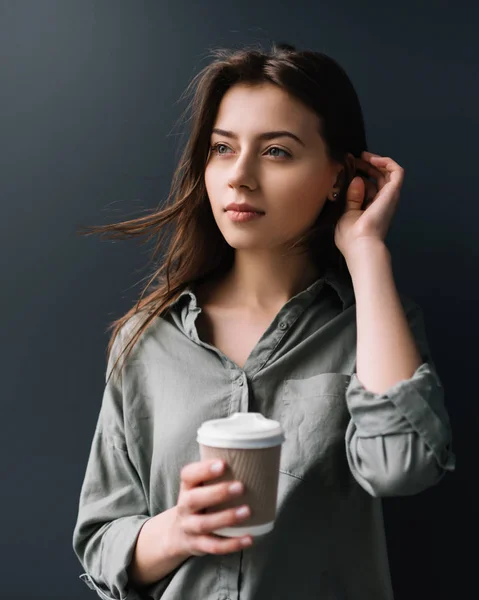 Portret Van Jonge Vrolijke Vrouw Met Kopje Koffie Staande Straat — Stockfoto