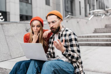 Genç yaratıcı hipster arkadaşlar dizüstü bilgisayar ve internet, çalışma proje birlikte kullanarak. Bağlantısını kesin. Fikir yoktur. Virüs algılama, spam, şantaj. Son Tarih. 