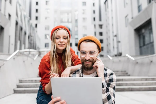 Lächelnde Universitätsstudenten Bunten Hipster Klamotten Mit Laptop Zum Lernen Spracherwerb lizenzfreie Stockbilder