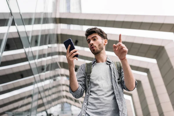 Young Bearded Hipster Holding Smartphone Hand Tourist Looking Cafe Map — Stock Photo, Image