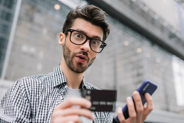 Jonge Bebaarde Man Met Credit Card Smartphone Betaling Hipster Met — Stockfoto
