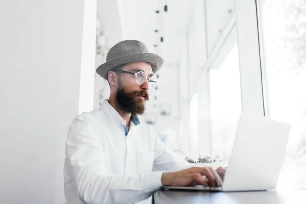 Freelancer Barbudo Hipster Vestindo Camisa Branca Óculos Elegantes Usando Computador — Fotografia de Stock