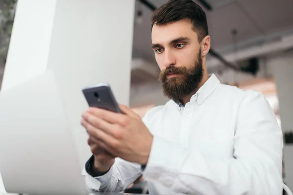 Homem Negócios Barbudo Usando Computador Portátil Smartphone Para Projeto Sentado — Fotografia de Stock