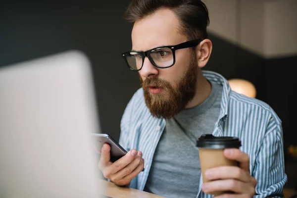 Homem Barbudo Usando Óculos Hipster Usando Smartphone Laptop Para Seu — Fotografia de Stock