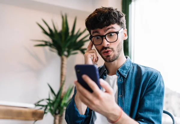 Bonito Homem Com Rosto Emocional Surpreso Usando Aplicativo Móvel Para — Fotografia de Stock