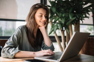 Başarılı freelancer dizüstü bilgisayar kullanma çatı office klavye yazarak. İşyerinde yetenekli metin yazarı portresi. Öğrenci öğrenme diller Kütüphanesi, proje planlama gülümseyen. 