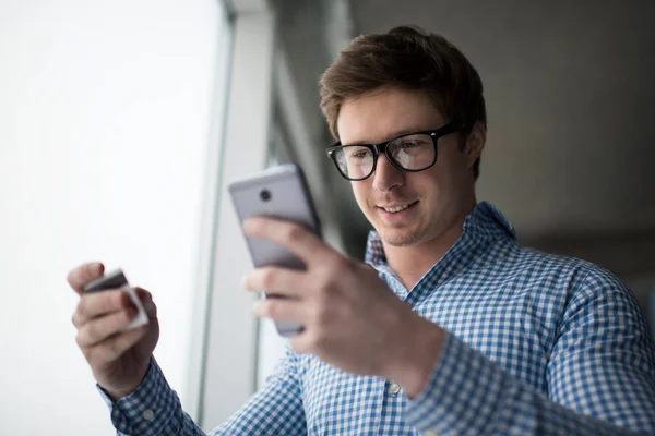 Framgångsrik Leende Affärsman Betalar Med Mobil Applikation Välklädd Man Håller — Stockfoto