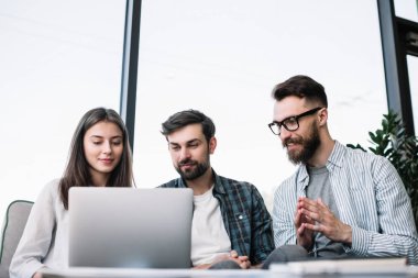 Şık arkadaş dil, öğrenmek için dizüstü bilgisayar ve internet kullanma bilgi online araştırma grubu. İletişim. Ekip çalışması. Birlikte çalışan, modern ofis projede planlama iş takım.