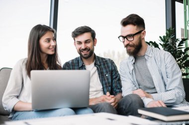 Genç çiftin, modern ofis toplantı evi seçimi emlakçı yardım portresi. İstemciler için iyi bir servis. Hayat sigortası kavramı. Başarılı iş anlaşması. 