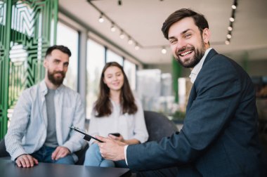 Genç çiftin, modern ofis toplantı evi seçimi emlakçı yardım portresi. İstemciler için iyi bir servis. Hayat sigortası kavramı. Başarılı iş anlaşması. 