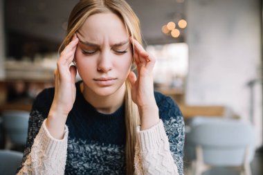 Baş ağrısı. Genç beyaz kadın kendini kötü hissediyor. Stresli. Depresyon. Kadınların ilaç ve migrene ihtiyacı var.
