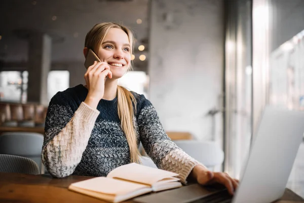 Vrolijke Jongedame Met Emotionele Gezicht Spreekt Mobiele Telefoon Glimlachend Loft — Stockfoto