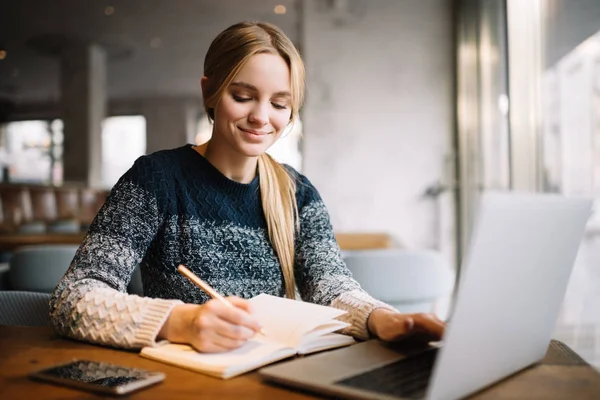 Jonge Aantrekkelijke Universiteitsstudent Met Laptopcomputer Studeren Aan Moderne Bibliotheek Vrolijke — Stockfoto