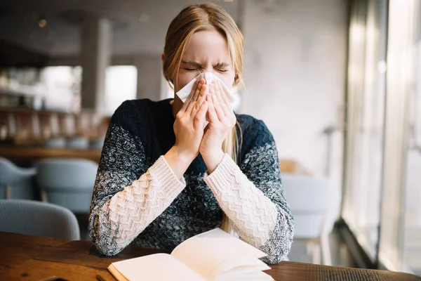 Mladá Blondýnka Cítí Špatně Používá Kapesník Alergie Nemoc Infekce Virus — Stock fotografie