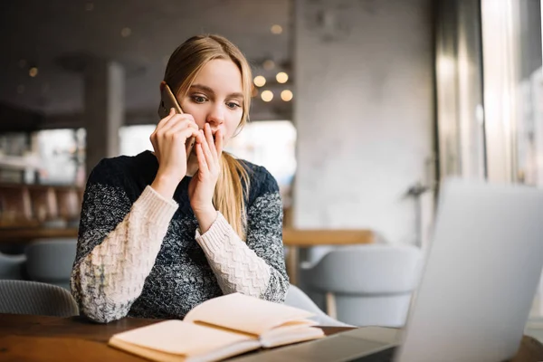 Jonge Aantrekkelijke Vrouw Met Emotionele Gezicht Wijd Open Ogen Spreekt — Stockfoto