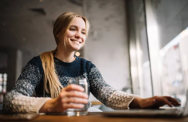 Portrait Young Smiling Woman Sitting Loft Cafe Using Laptop Computer — Stock Photo, Image