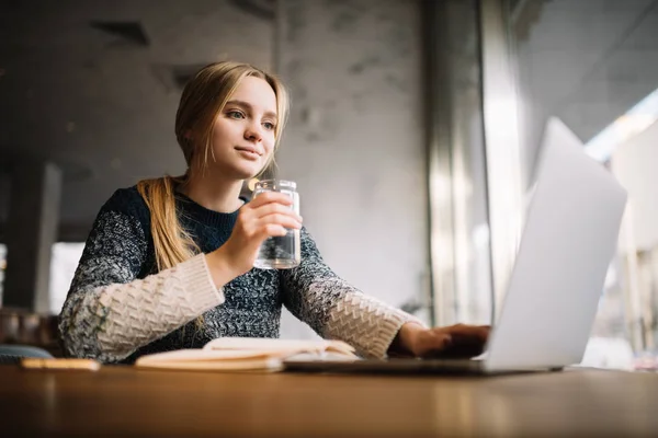 Freelancer Using Laptop Computer Typing Keyboard Planning Startup Sitting Modern — Stock Photo, Image