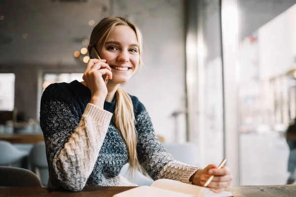 Modern Kafede Oturan Gülümseyen Bir Kadınının Portresi Cep Telefonu Kullanıyor — Stok fotoğraf