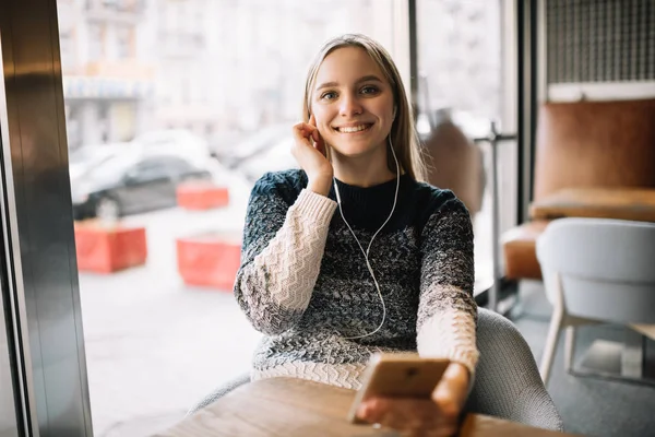 Femme Souriante Positive Avec Beau Visage Émotionnel Écoutant Musique Dans — Photo