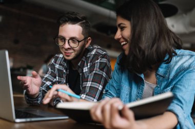 Dizüstü bilgisayar ve Internet bağlantısı kullanarak dil öğrenme üniversite öğrencileri. Sınava hazırlık modern Kütüphanesi'nde. Online eğitim kavramı. İş arkadaşlarınızla beyin fırtınası. Toplantı. Proje tartışıyor. İşbirliği. 