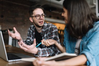 Sınava hazırlık modern Kütüphanesi'nde. Dizüstü bilgisayar kullanan dilleri öğrenme üniversite öğrencileri birlikte çalışıyor. Online eğitim kavramı. Profesyonel proje işyerinde tartışıyor. Beyin fırtınası. İşbirliği yapın. Takım çalışması. 