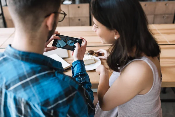 Hermosa Mujer Caucásica Blogger Comunicación Amigo Juntos Celebración Dispositivo Teléfono —  Fotos de Stock